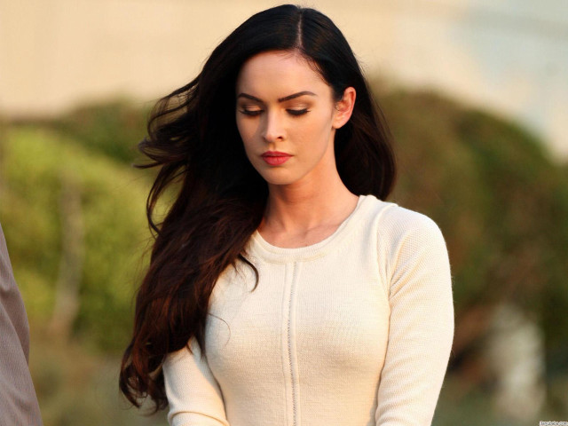 Woman longhair cellphone outdoors blurry free wallpaper - medium preview image