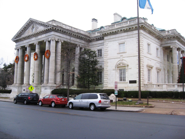 Large white building columns flagpole free wallpaper - medium preview image