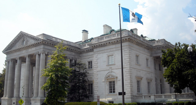 Large white building columns flagpole #2 free wallpaper - medium preview image
