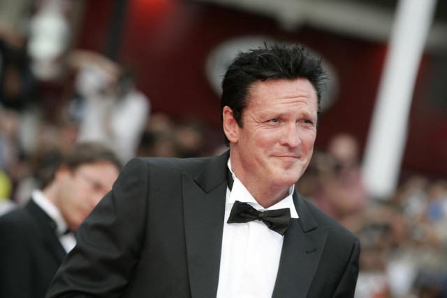Man tuxedo bowtie red carpet free wallpaper - medium preview image
