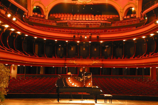 Piano auditorium red seats stage free wallpaper - medium preview image