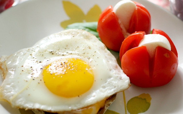 Fried egg tomatoes plate breakfast free wallpaper - medium preview image