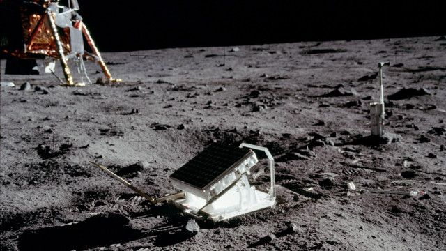 Moon satellite ladder shuttle space free wallpaper - medium preview image