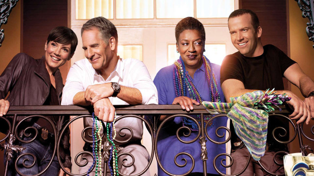 People balcony railing beads watch free wallpaper - medium preview image