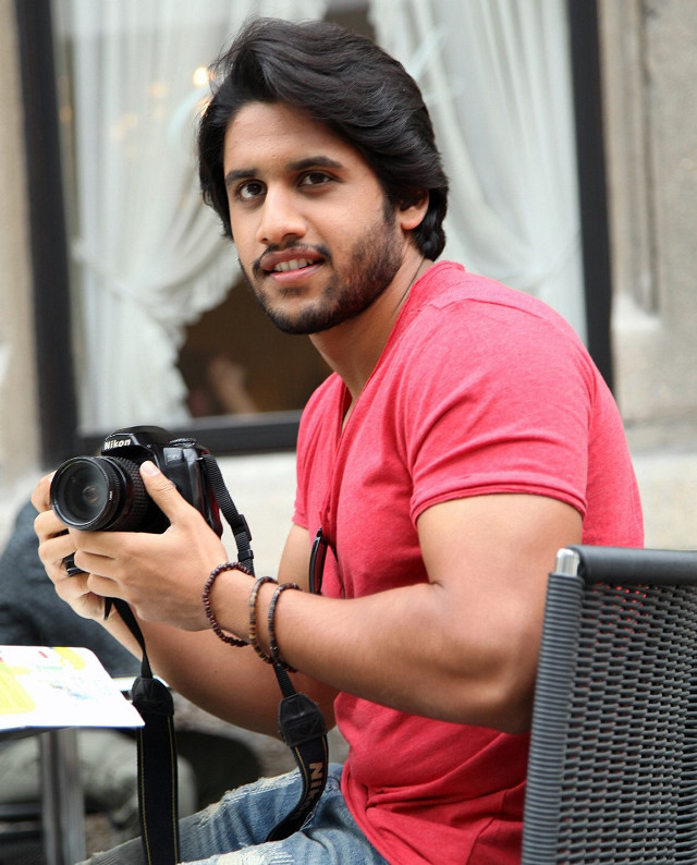 Man holding camera selfie indoor free wallpaper - medium preview image