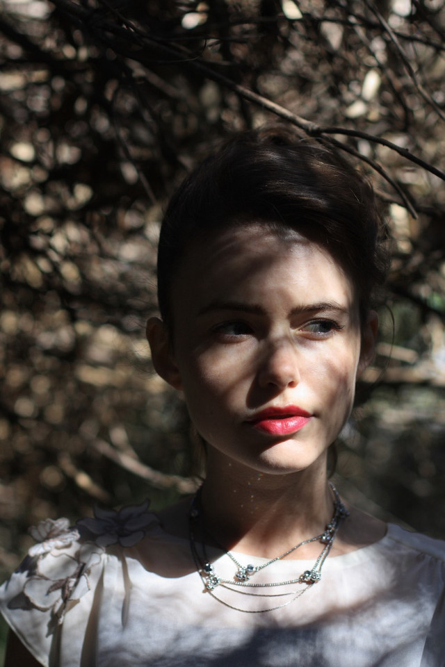 Woman red lipstick tree frisbee free wallpaper - medium preview image
