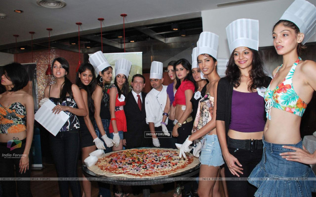 Women pizza table group friends free wallpaper - medium preview image