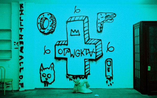 Cat sitting wall cross door free wallpaper - medium preview image