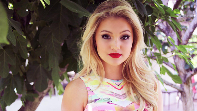 Woman blonde hair red lipstick #4 free wallpaper - medium preview image
