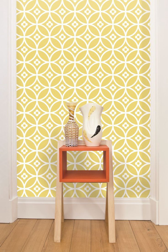 Yellow white wallpaper vase table free wallpaper - medium preview image
