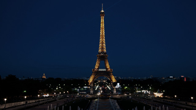 Eiffel tower night lights fountain free wallpaper - medium preview image