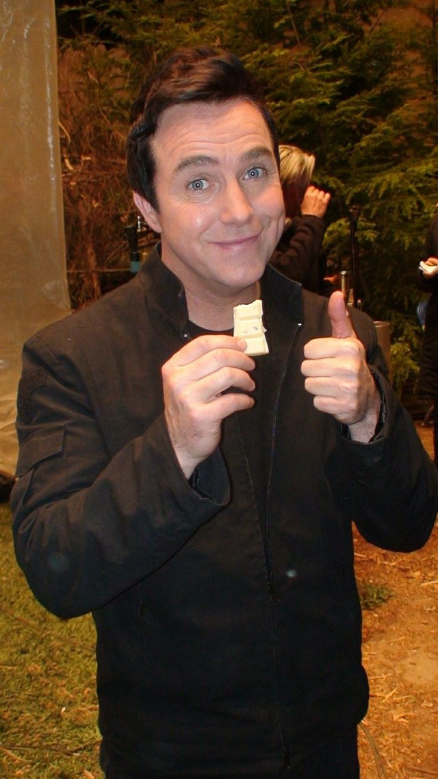Man holding paper thumbs up free wallpaper - medium preview image