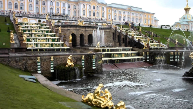 Large building fountain staircase background free wallpaper - medium preview image