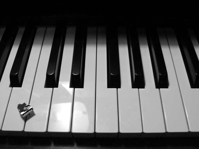 Black white apple piano keyboard free wallpaper - medium preview image