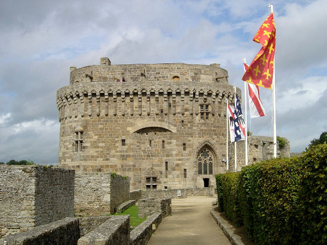 Castle flag flying side wall free wallpaper - medium preview image