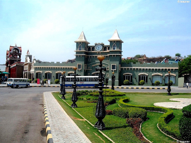 Large building clock tower bus free wallpaper - medium preview image