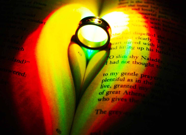 Shining ring book light shadow free wallpaper - medium preview image