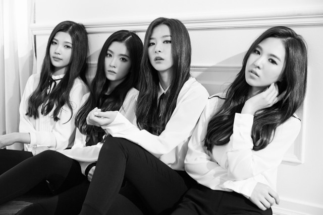 Three women bench serious expression free wallpaper - medium preview image