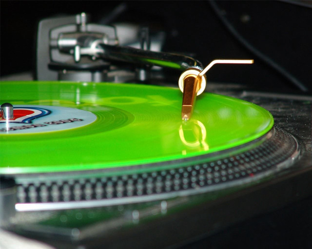 Green yellow recordplayer kitsch altichiero free wallpaper - medium preview image