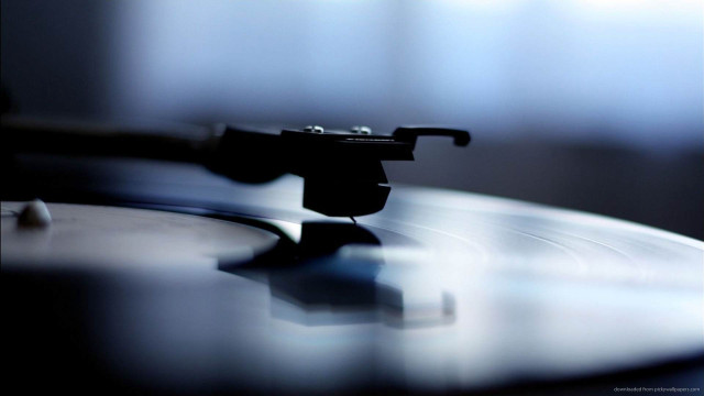 Record player black handle white free wallpaper - medium preview image