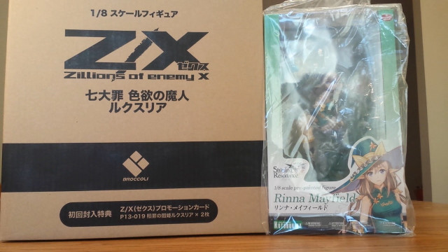 Woman sword box image holding free wallpaper - medium preview image