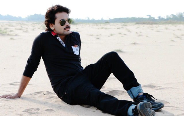Man sitting sand foot up free wallpaper - medium preview image