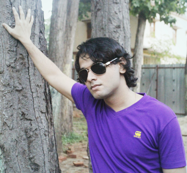 Man purple shirt tree frisbee free wallpaper - medium preview image