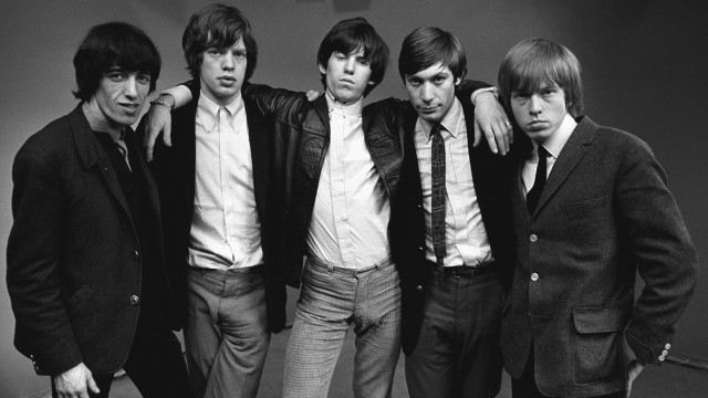 Men group room microphone wall free wallpaper - medium preview image