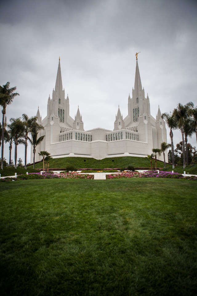 Large white building tall spire free wallpaper - medium preview image