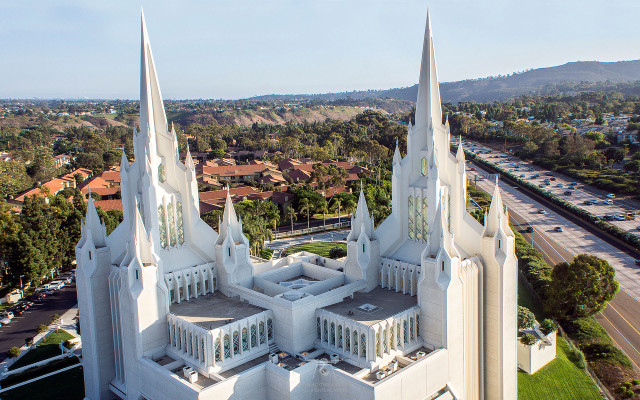Large church massive spire clock free wallpaper - medium preview image