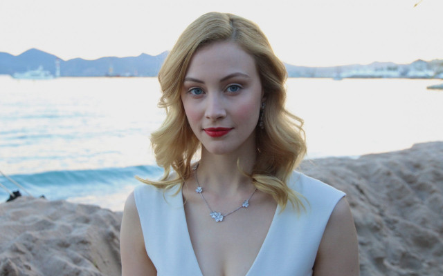 Woman red lipstick beach ocean free wallpaper - medium preview image