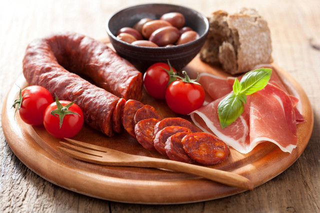 Wooden plate meat vegetables tomatoes free wallpaper - medium preview image