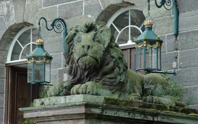 Lion statue stone building lamp free wallpaper - medium preview image