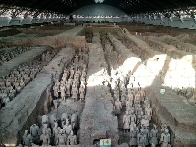 Statues room light people group free wallpaper - medium preview image