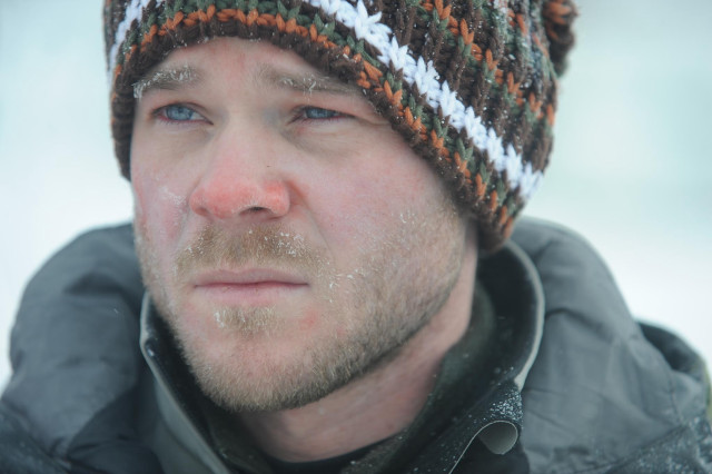 Man hat jacket snow frisbee free wallpaper - medium preview image