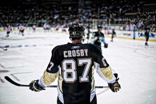 Hockey player ice arms out free wallpaper - medium preview image