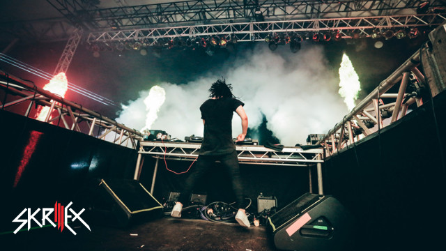 Man stage microphone smoke performance free wallpaper - medium preview image