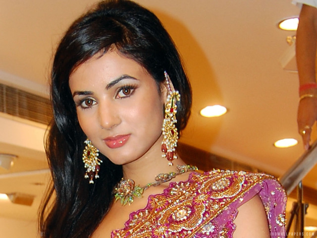 Woman purple dress necklace earrings free wallpaper - medium preview image