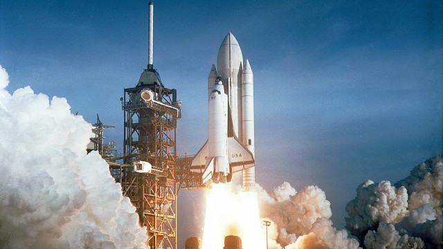 Space shuttle launch smoke billowing free wallpaper - medium preview image