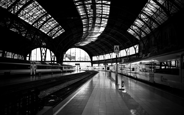 Train station people waiting platform free wallpaper - medium preview image