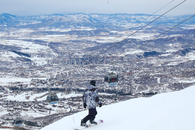 Snowboarder snowy mountain ski lift free wallpaper - medium preview image