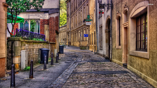 Narrow street brick sidewalk building free wallpaper - medium preview image