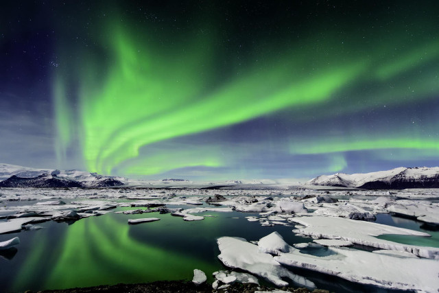 Green purple aurora borealis lake #5 free wallpaper - medium preview image