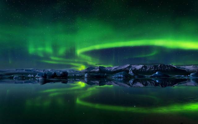 Green blue aurora borealis lake free wallpaper - medium preview image