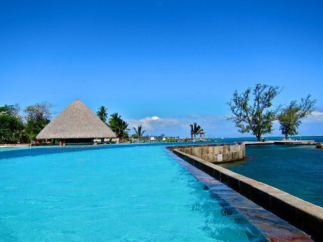 Large pool water feature thatched free wallpaper - medium preview image