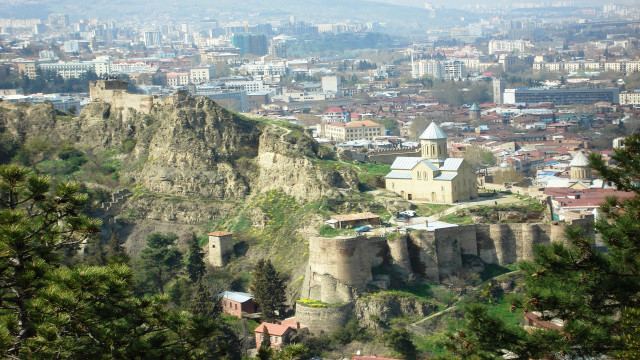City mountain castle view below free wallpaper - medium preview image
