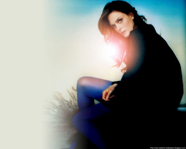 Woman sitting ledged crossed legs free wallpaper - medium preview image