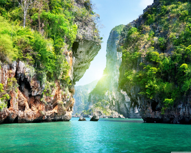Large body of water surrounded free wallpaper - medium preview image