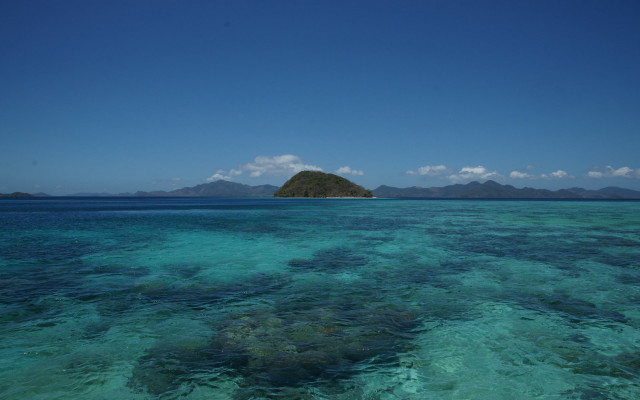 Small island clear blue water free wallpaper - medium preview image