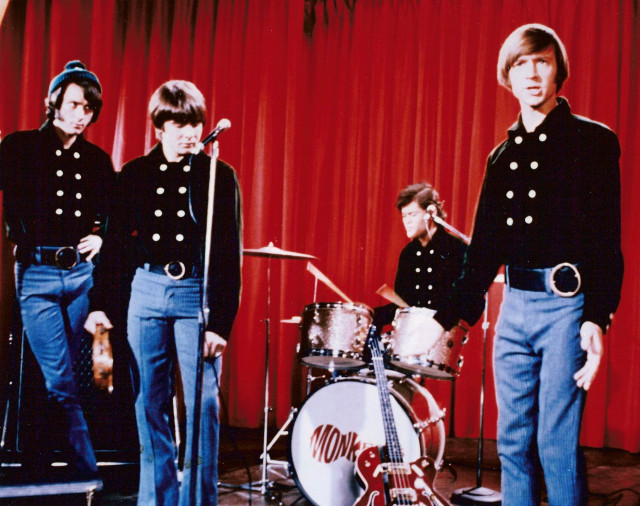 Men group red curtain drum free wallpaper - medium preview image